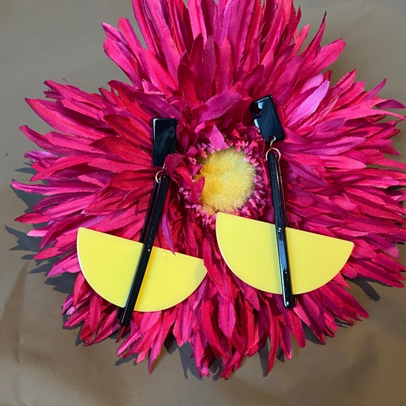 Jewelry - 💲Free with bundle NWOT Yellow earrings